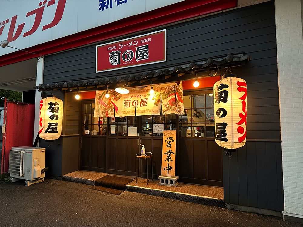 初心者マークを持った女性